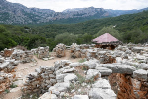 Ausgabungsstätte der Nuraghen im Dorf Villaggio Preistorio di Sa Sedda De Sos Carros auf Sardinien