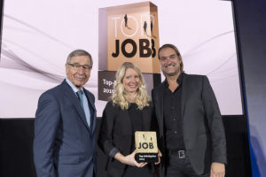 von links: Wolfgang Clement (TOP JOB Mentor), Kim Helmig (HR Lead Cosmo Consult), Uwe Bergmann (Vorstandsvorsitzender, Cosmo Consult) Bild:zeag GmbH