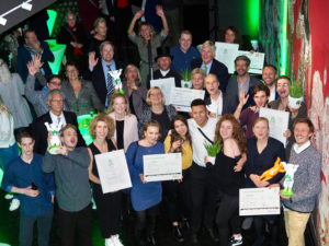 Bezirksbürgermeisterin Angelika Schöttler mit den glücklichen Gewinner_innen, Sponsor_innren und Laudator_innen des Green Buddy Award 2018. Foto: Jörg Klam