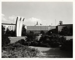 Luftbrückendenkmal, Fotograf_in unbekannt_Archiv der Museen Tempelhof-Schöneberg