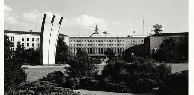 Luftbrückendenkmal, Fotograf_in unbekannt_Archiv der Museen Tempelhof-Schöneberg