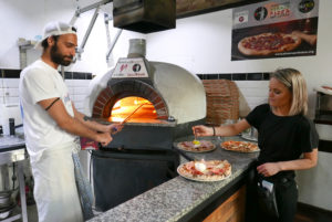 Pizzeria Malafemmena_Lorenzo Sannino und Mitarbeiterin© Anke Sademann (4)_web