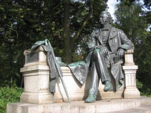 Fontane_Denkmal_Von Lienhard Schulz_commons.wikimedia